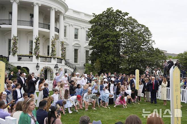 [워싱턴=AP/뉴시스] 21일(현지 시간) 백악관 사우스론에서 열린 연례 '백악관 부활절 달걀 굴리기' 행사에 참여한 어린이들이 달걀을 굴리고 있다. 2025.04.22.