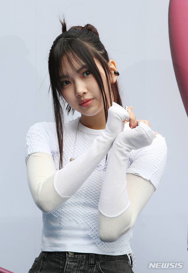 [서울=뉴시스] 고승민 기자 = 뉴진스 혜인이 15일 서울 DDP에서 열린 2023 F/W 서울패션위크 오프닝 포토월에서 포즈를 취하고 있다. 2023.03.15. kkssmm99@newsis.com