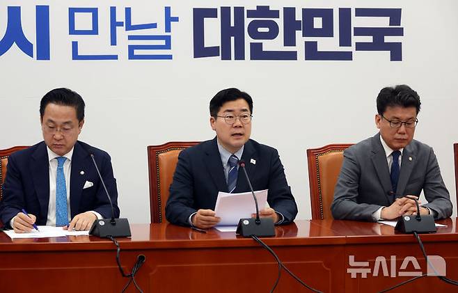 [서울=뉴시스] 고승민 기자 = 박찬대 더불어민주당 대표 직무대행 겸 원내대표가 22일 서울 여의도 국회에서 열린 원내대책회의에서 발언하고 있다. 2025.04.22. kkssmm99@newsis.com