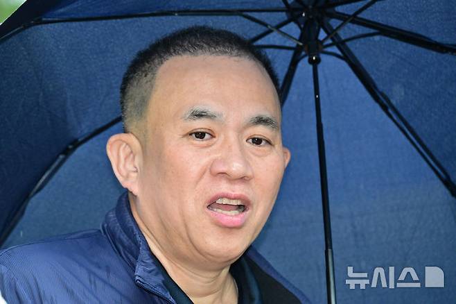 [창원=뉴시스] 차용현 기자 = 22일 오전 최근 보석으로 풀려난 정치 브로커 명태균 씨가 경남 창원시 성산구 창원지방법원에서 열린 제4차 공판에 출석하며 취재진 질문에 답하고 있다. 2025.04.22.con@newsis.com