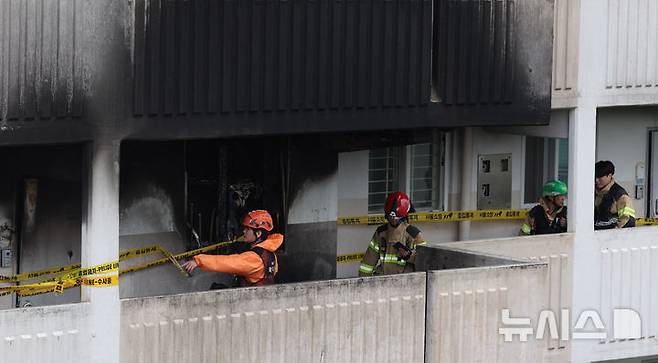 [서울=뉴시스] 추상철 기자 = 22일 오전 방화 사고가 발생한 서울 관악구 봉천동의 한 아파트에서 경찰과 소방, 한국전기안전공사가 합동 현장감식을 하고 있다. 2025.04.22. scchoo@newsis.com