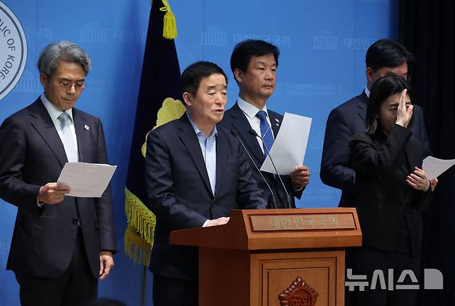 [서울=뉴시스] 고승민 기자 = 더불어민주당 김기표(왼쪽부터), 강득구, 박균택, 정준호(오른쪽) 의원이 22일 서울 여의도 국회 소통관에서 이재명 대선 후보에 대한 악의적 허위사실 유포 고발 기자회견을 하고 있다. 2025.04.22. kkssmm99@newsis.com