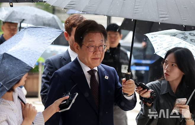 [서울=뉴시스] 김선웅 기자 = 이재명 제21대 대통령 선거 더불어민주당 경선 후보가 22일 서울 서초구 서울 서초구 서울중앙지법에서 열린 대장동 배임 및 성남FC 뇌물 의혹 사건 75차 공판에 출석하고 있다. 2025.04.22. mangusta@newsis.com