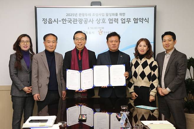 [정읍=뉴시스] 정읍시와 한국관광공사는 지역 관광 활성화를 위한 관광두레 주민사업체 공모을 실시한다. 사진은 지난 2월 정읍시와 한국관광공사의 관련 협약 모습이다. *재판매 및 DB 금지