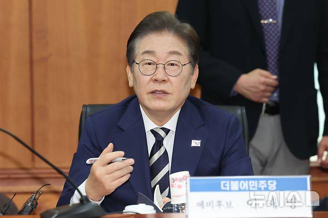 [서울=뉴시스] 권창회 기자 = 이재명 제21대 대통령 선거 더불어민주당 경선 후보가 21일 서울 여의도 금융투자협회에서 열린 자본시장 활성화를 위한 정책간담회에서 질의응답을 하고 있다. 2025.04.21. kch0523@newsis.com