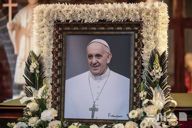 [서울=뉴시스] 정병혁 기자 = 제266대 교황인 프란치스코 교황이 선종한 가운데 22일 서울 중구 명동대성당 지하성당에 빈소가 마련되어 있다. 2025.04.22. jhope@newsis.com