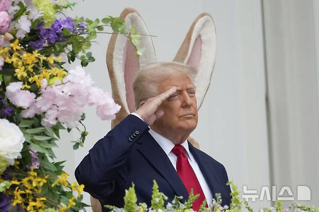 [워싱턴=AP/뉴시스] 도널드 트럼프 미국 대통령이 전방위적인 관세 정책을 밀어붙이면서 취임 100일도 채 안돼 미국이 약 80년간 공 들어 구축한 세계질서를 무너뜨렸다는 지적이 제기된다. 사진은 21일 백악관에서 열린 부활절 행사에 참석한 트럼프 대통령의 모습. 2025.04.22