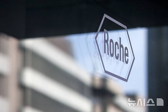 [바젤(스위스)=AP/뉴시스]2017년 2월1일 스위스 바젤에서 스위스 제약회사 로슈의 로고가 보이고 있다. 로슈는 21일(현지시간) 향후 5년간 미국에 500억 달러(71조2250억원)를 투자해 1만2000개의 일자리를 창출할 계획이라고 발표했다. 2025.04.22.
