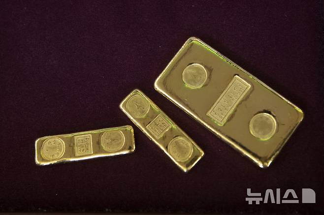 [방콕(태국)=AP/뉴시스]2020년 4월16일 태국 방콕의 한 금가게에서 고객 1명이 금괴를 사기 위해 바구니에 담고 있다. 도널드 트럼프 미 대통령의 무역전쟁과 제롬 파월 미 연준(FRB) 의장에 대한 분노가 깊어지는 것에 대한 우려가 높아지면서 투자자들이 안전자산으로 몰려 국제 금시세는 22일 온스(28.35g)당 3500달러(약 500만원)로 또다시 사상 최고치를 경신했다고 뉴욕 타임스(NYT)가 보도했다. 2025.04.22.