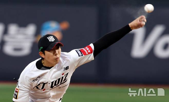 [수원=뉴시스] 추상철 기자 = 2일 오후 경기 수원 케이티위즈파크에서 열린 2025 KBO리그 LG트윈스와 kt 위즈의 경기,  kt 선발투수 오원석이 역투하고 있다. 2025.04.02. scchoo@newsis.com