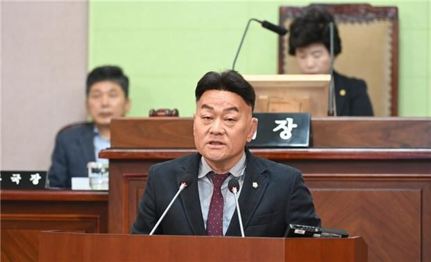 [거제=뉴시스] 신정철 기자= 거제시의회 경제관광위원회 양태석 시의원(가 선거구)은 22일, 거제시의회 제253회 임시회 제1차 본회의에서 5분 자유발언을 통해 거제시의 관광 경쟁력을 높이기 위한 가조도 해안 둘레길 조성과 거제면 맨발 걷기 길 조성을 제안했다.(사진=거제시의회 제공).2025.04.22. photo@newsis.com *재판매 및 DB 금지