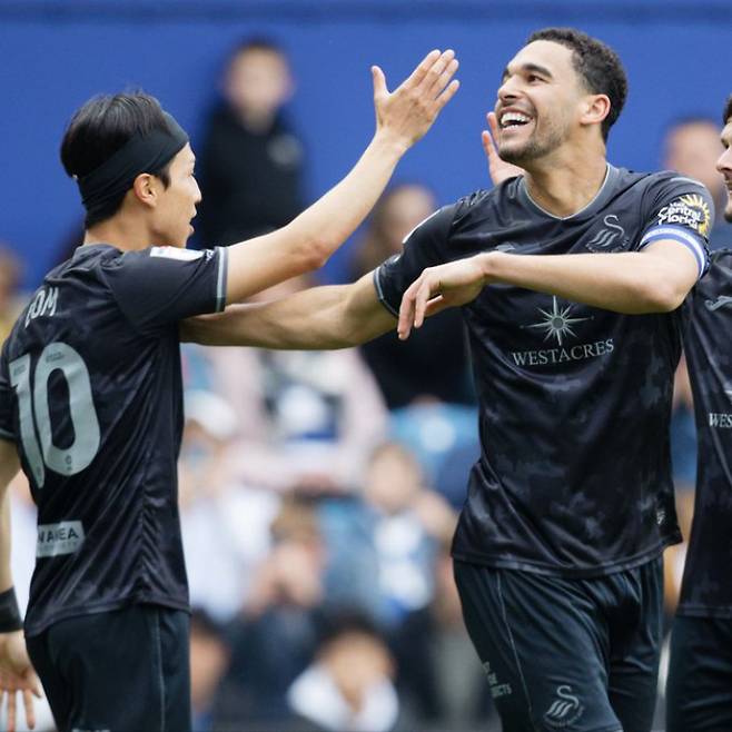 결승골 기점이 된 엄지성(왼쪽). 스완지 시티 X