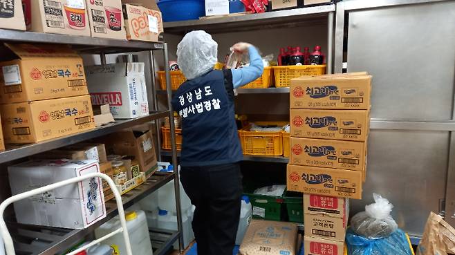 식자재 창고 점검. 경남도청 제공