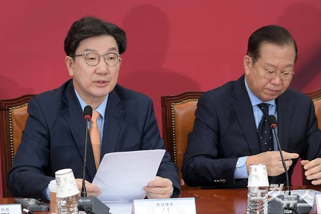 국민의힘 권성동 원내대표가 서울 여의도 국회에서 열린 비상대책위원회의에서 발언을 하고 있다. 윤창원 기자