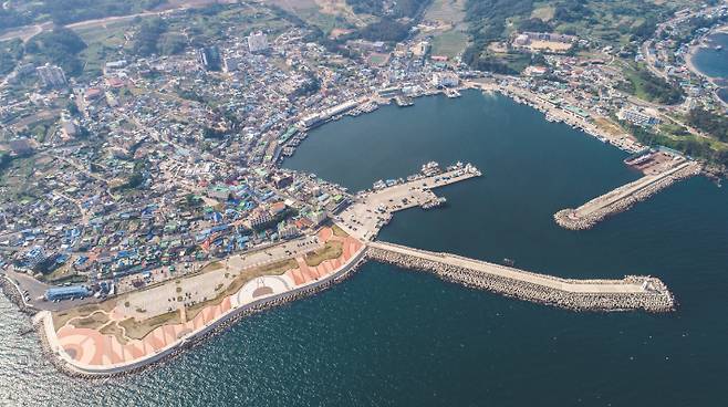 경주시 감포항 전경. 오는 25일부터 28일까지 항만 일대에서는 '감포항 100년 기념행사'가 열린다. 경주시 제공