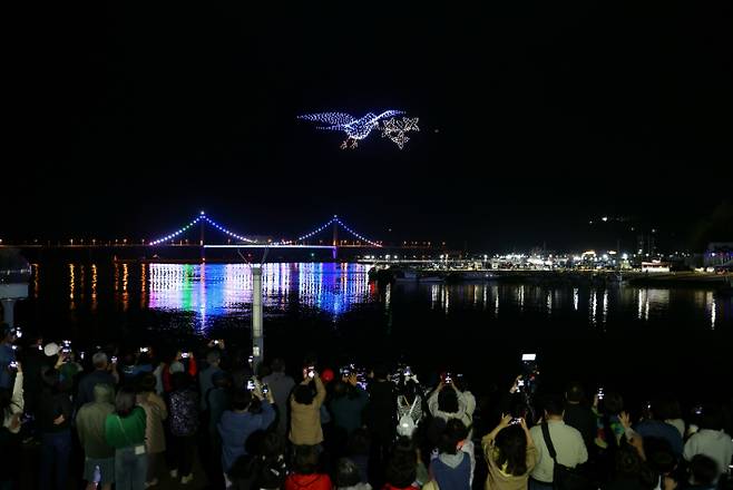 녹동항 드론쇼 올해 첫 공연. 고흥군 제공