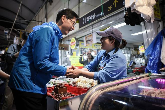 더불어민주당 제21대 대선 후보를 선출하는 호남권 경선 투표를 하루 앞두고 3명의 후보 중 가장 먼저 호남을 찾은 김경수 후보가 22일 광주 양동 시장을 찾아 지역 민심을 청취하고 지지를 호소했다. 김경수 후보 측 제공