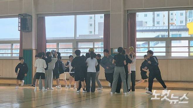 18일 오후, 영암 A 초등학교 6학년 학생들의 체육 시간 활동 모습. 3개 팀으로 나눠 '공 옮기기' 협동 과제를 수행 중이다. 한아름 기자