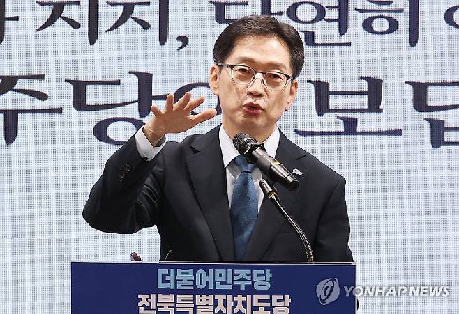 (전주=연합뉴스) 임채두 기자 = 더불어민주당 김경수 대선 경선 후보가 22일 민주당 전북도당에서 열린 당원 간담회에서 발언하고 있다. 2025.4.22 doo@yna.co.kr 연합뉴스