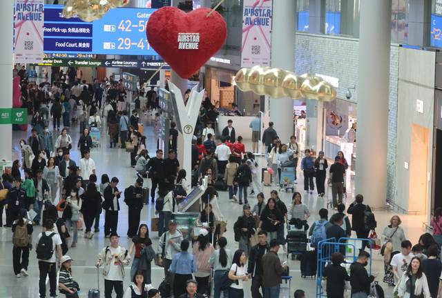 17일 인천국제공항 제1여객터미널 면세구역 모습. 연합뉴스