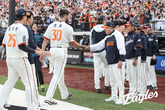 한화 이글스 김경문 감독이 20일 대전 한화생명볼파크에서 열린 NC 다이노스와 경기가 끝나고 이날 승리를 기록한 선발투수 폰세와 악수를 하고 있다. /한화 이글스 제공