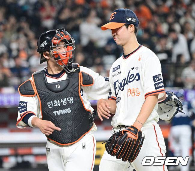 [OSEN=대전, 최규한 기자] 한화 포수 최재훈(왼쪽)이 3회를 마친 뒤 투수 엄상백과 더그아웃으로 향하며 대화를 나누고 있다. 2025.04.18 / dreamer@osen.co.kr