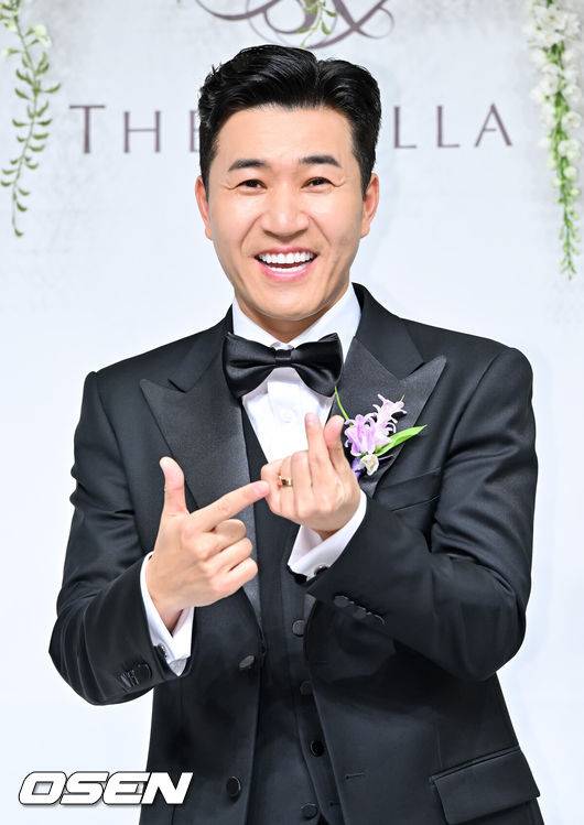 [OSEN=박준형 기자] 가수 김종민은 20일 서울 중구 장충동 신라호텔 영빈관에서 11살 연하 예비 신부와 결혼식을 올린다.예비 신부가 비연예인인 만큼 혼자 포토월에 서는 김종민은 간단한 인터뷰에 응하며 간단한 소감을 전했다. 김종민이 포즈를 취하고 있다.   2025.04.20 / soul1014@osen.co.kr