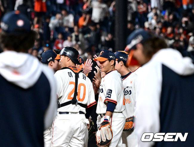 [OSEN=대전, 최규한 기자] 프로야구 한화 이글스가 5경기 연속 선발승으로 5연승을 질주했다. 홈런 2개 포함 장단 14안타 12득점으로 타선도 폭발했다. 한화는 18일 대전 한화생명볼파크에서 열린 2025 신한 SOL Bank KBO리그 NC 다이노스와의 홈경기를 12-4로 승리했다. 선발투수 엄상백이 5이닝 4실점으로 이적 첫 승을 신고했고, 타선이 1회부터 5득점 빅이닝을 몰아치며 NC 1선발 로건 앨런을 무너뜨렸다. 채은성이 7회말 시즌 2호 쐐기 투런 홈런 포함 4타수 4안타 5타점, 이도윤이 5타수 3안타 4타점으로 맹타를 휘둘렀다. 경기를 마치고 승리한 한화 선수들이 하이파이브를 나누고 있다. 2025.04.18 / dreamer@osen.co.kr