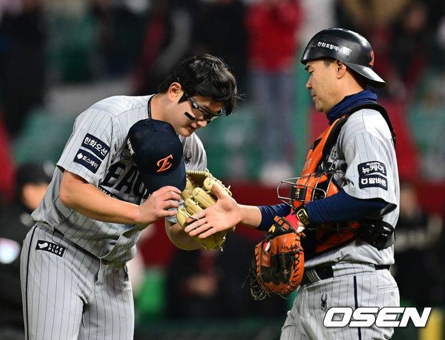 [OSEN=인천, 김성락 기자] 프로야구 한화 이글스가 에이스의 압도적인 투구를 앞세워 2연승을 질주했다. 한화는 15일 인천 SSG랜더스필드에서 열린 ‘2025 신한은행 SOL Bank KBO리그’ SSG 랜더스와의 경기에서 2-0으로 승리했다. 승리가 확정된 순간 한화 김서현, 이재원이 기쁨을 나누고 있다.  2025.04.15 / ksl0919@osen.co.kr