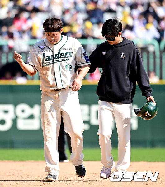 [OSEN=인천, 최규한 기자] 20일 오후 인천 SSG랜더스필드에서 ‘2025 신한 SOL Bank KBO리그’ SSG 랜더스와 LG 트윈스의 경기가 열렸다.이날 홈팀 SSG은 드류 앤더슨, 방문팀 LG는 김주온을 선발로 내세웠다.5회말 1사 2루 상황 SSG 최준우 타석 때 주자 이지영이 부상으로 교체되고 있다. 2025.04.20 / dreamer@osen.co.kr