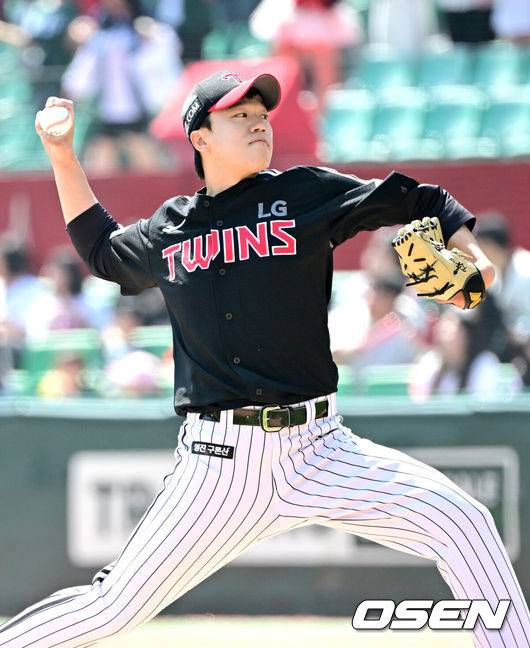 [OSEN=인천, 최규한 기자] 20일 오후 인천 SSG랜더스필드에서 ‘2025 신한 SOL Bank KBO리그’ SSG 랜더스와 LG 트윈스의 경기가 열렸다.이날 홈팀 SSG은 드류 앤더슨, 방문팀 LG는 김주온을 선발로 내세웠다.1회말 LG 선발 김주온이 힘차게 공을 뿌리고 있다. 2025.04.20 / dreamer@osen.co.kr