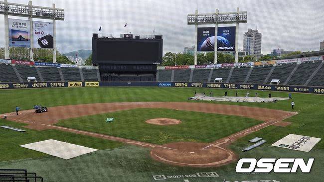 [OSEN=잠실, 한용섭 기자] 22일 NC 다이노스와 LG 트윈스의 경기가 열리는 잠실구장, 오후 5시에는 비가 완전히 그쳤고 그라운드 작업을 하고 있다. /orange@osen.co.kr