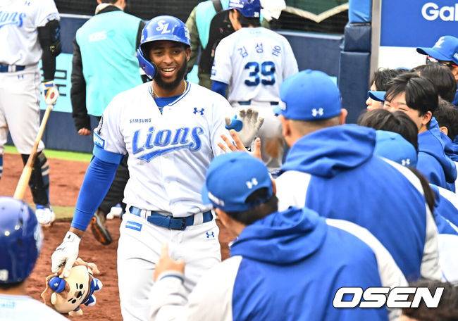 [OSEN=대구, 이석우 기자] 5일 대구삼성라이온즈파크에서 2025 신한 SOL 뱅크 KBO 리그 삼성 라이온즈와 한화 이글스의 경기가 열렸다. 홈팀 삼성은 이승현이, 방문팀 한화는 류현진이 선발 출전했다. 삼성 라이온즈 디아즈가 6회말 우월 솔로 홈런을 치고 기쁨을 나누고 있다. 2025.04.05 / foto0307@osen.co.kr