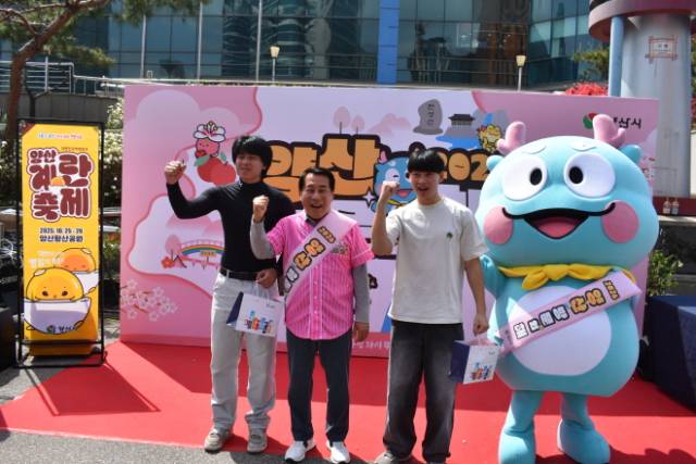 ▲나동연 양산시장이 21일 서울역 광장에서 '2026 양산방문의 해' 알리며 한 왹국인과 기념 촬영을 하고 있다.ⓒ프레시안(석동재)