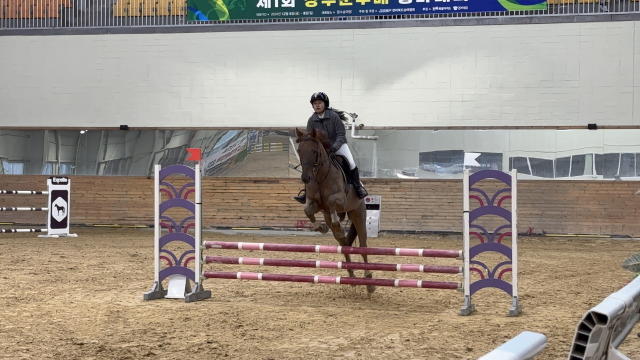 ▲전북자치도가 올해 25개 전국 승마대회를 유치하며 말산업 중심지로 도약한다. 3억 원의 국비 지원을 확보해 지역 경제 활성화와 농식품, 관광 시너지 효과를 기대하고 있다. 사진은 전북에서 열리고 있는 전국 승마대회 모습. ⓒ전북자치도 제공