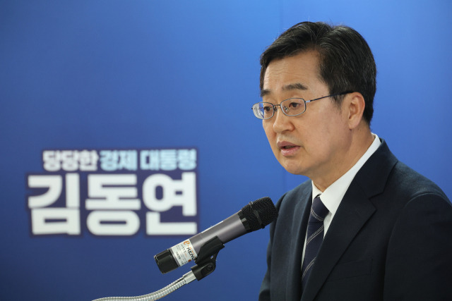 ▲더불어민주당 김동연 대선 경선 후보가 22일 서울 영등포구 여의도 선거 캠프에서 열린 '백팩 메고 TMI' 기자간담회에서 공약 발표를 하고 있다. ⓒ연합뉴스