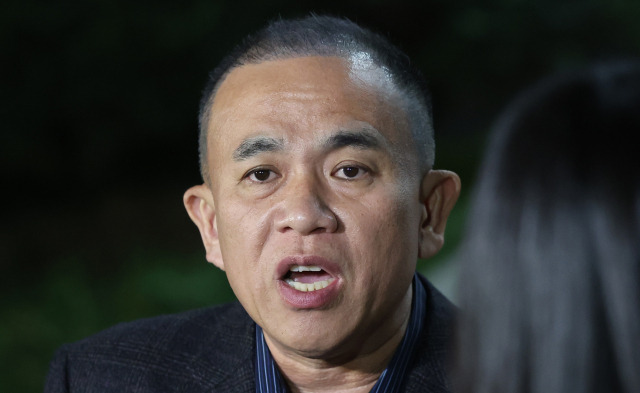 ▲김건희 여사 공천 개입 의혹과 미래한국연구소의 불법 여론조사 의혹 등 사건의 핵심 인물인 명태균 씨가 경남 창원시 성산구 창원지방검찰청(창원지검)에서 나오며 취재진 질문에 답하고 있다. ⓒ연합뉴스