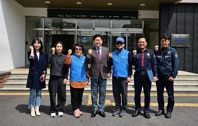 오영훈 제주도지사가&nbsp;18일&nbsp;서귀포지역경찰대를 방문해 서귀포시니어클럽&nbsp;드론순찰대를 격려하고 파이팅을 외치고 있다. 제주도 제공