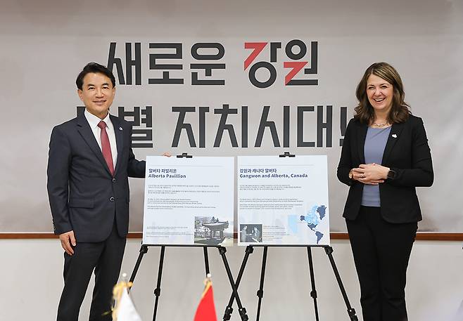 김진태 강원도지사가&nbsp;캐나다 알버타주&nbsp;다니엘 스미스(Danielle Smith) 주수상과&nbsp;파빌리온 새 안내판을 선보이고 있다. 강원도 제공
