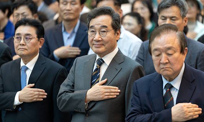 이낙연 새미래민주당 상임고문과 전병헌 새미래민주당 대표가 17일 용산구 전쟁기념관에서 열린 개헌연대 국민대회에서 국민의례하고 있다. 뉴스1