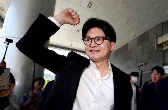 한동훈 국민의힘 대선 경선 후보가 21일 10월 말 아시아태평양경제협력체(APEC) 정상회의가 열리는 경북 경주시 경주화백컨벤션센터(HICO)를 방문해 지지자들에게 주먹을 불끈 쥐며 인사하고 있다. 경주 뉴시스