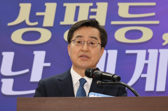 더불어민주당 김동연 대선 경선 후보가 21일 서울 여의도 국회 의원회관에서  ‘모두의 성평등, 다시 만난 세계’ 라는 주제로 열린 간담회에서 여성 정책 등에 대해 설명하고 있다. 2025.4.21 연합뉴스