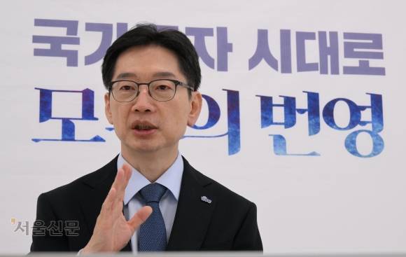 더불어민주당 대선 경선에 출마한 김경수 후보가 21일 서울 영등포구 한흥빌딩 ‘더하기 캠프’에서 진행한 서울신문과의 인터뷰에서 “이제는 김경수의 정치가 필요하다”며 자신의 선거 전략을 밝히고 있다. 안주영 전문기자