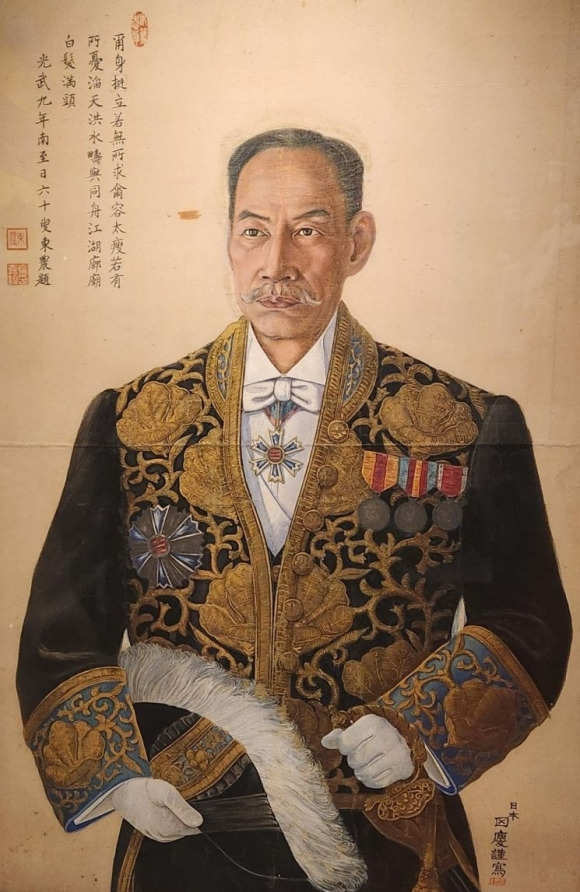 일본 화가 덴카이가 유화로 그린 김가진의 초상. 김가진이 입은 대한제국 2등 칙임관 대례복에는 활짝 핀 무궁화 4개가 금사로 수놓아졌다. 흰색 가죽장갑과 흰색 장식털을 두른 대례모 등도 보인다.  경기도박물관 제공