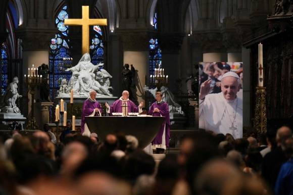 프란치스코 교황이 선종한 21일(현지시간) 프랑스 파리 노트르담 대성당에서 사제 베르트랑 뒤푸르(가운데)가 신자들과 추모 미사를 집전하고 있다. 파리 AFP 연합뉴스