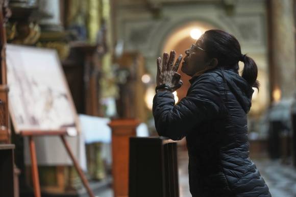 교황이 어린 시절을 보낸 아르헨티나 부에노스아이레스 산호세 플로레스 성당에서 한 신자가 그를 위해 기도하는 모습. 교황은 17살에 이 성당에서 신의 부름을 받고 성직자의 길을 걷기로 결심한 것으로 알려졌다. 산호세 AP 연합뉴스