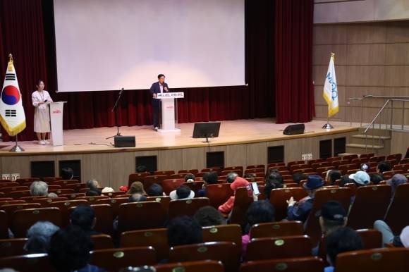서울 마포구청에서 운영하는 마실영화관 개관식에서 박강수 마포구청장이 인사를 하고 있다. 마포구 제공