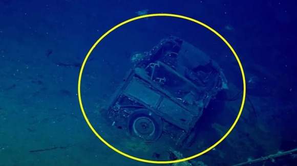 침몰한 USS 요크타운에서 발견된 자동차.  NOAA