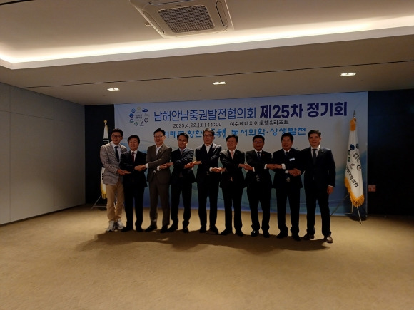 남해안 남중권 지방자치단체들이 ‘2026 여수 세계섬박람회’ 성공 개최 업무협약을 체결하고 있다.