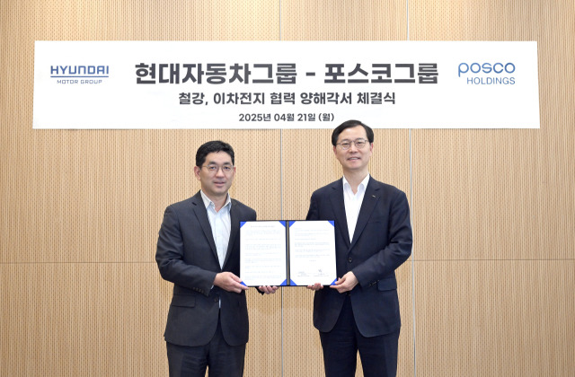 한석원(사진 왼쪽) 현대차그룹 기획조정본부장 부사장과 이주태 포스코홀딩스 미래전략본부장 사장이 21일 서울 강남구 현대차 강남대로 사옥에서 철강 및 이차전지 소재 분야 업무 협약을 체결하고 기념 촬영을 하고 있다. 사진 제공=현대차·기아